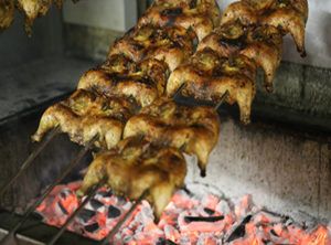 Spada su cui vengono cotti i galletti alla brace del Chicken House sul churrasco.